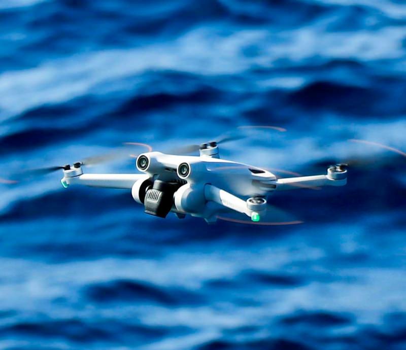 海の上を飛行しているドローン