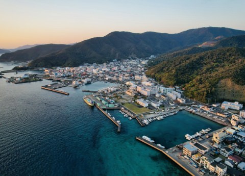 ドローンで上空から撮影した港の街並み